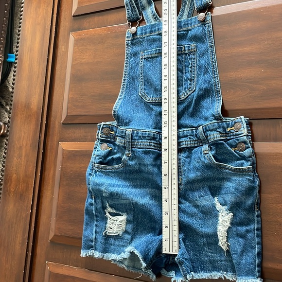 Girls size large 10/12 cat & Jack distressed blue Jean short overalls - Picture 3 of 8